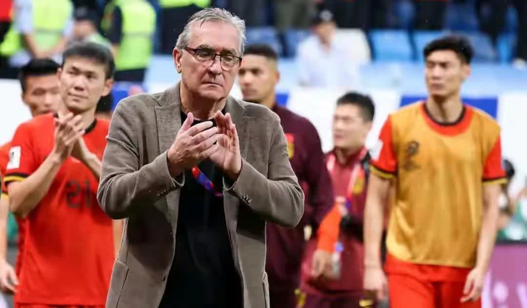 包含阿贾克斯迎意大利杯关键赛;加时末段调整名单;悬念犹存;资深球员宣示担当的词条贝博官网平台